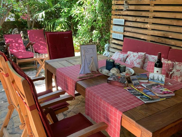 Gemütlichkeit im Garten mit Grillmöglichkeit Gemütlichkeit im Garten mit Grillmöglichkeit